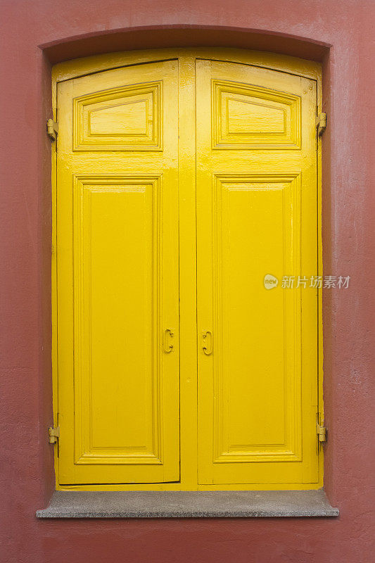 五颜六色的老式窗户，黄色百叶窗关闭在萨达，A Coruña，加利西亚，西班牙。
